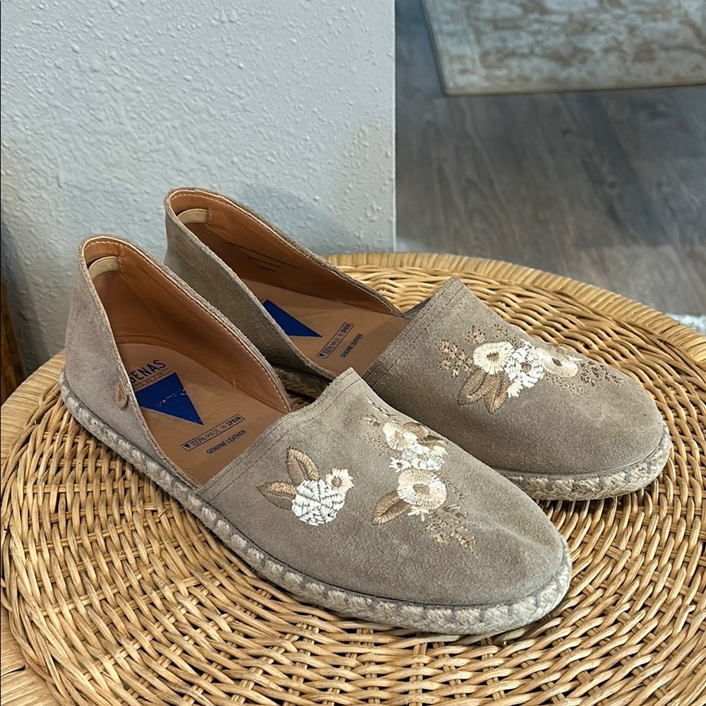 Verbenas Carmen‎ Embroidered Slip-On Shoes - Tan